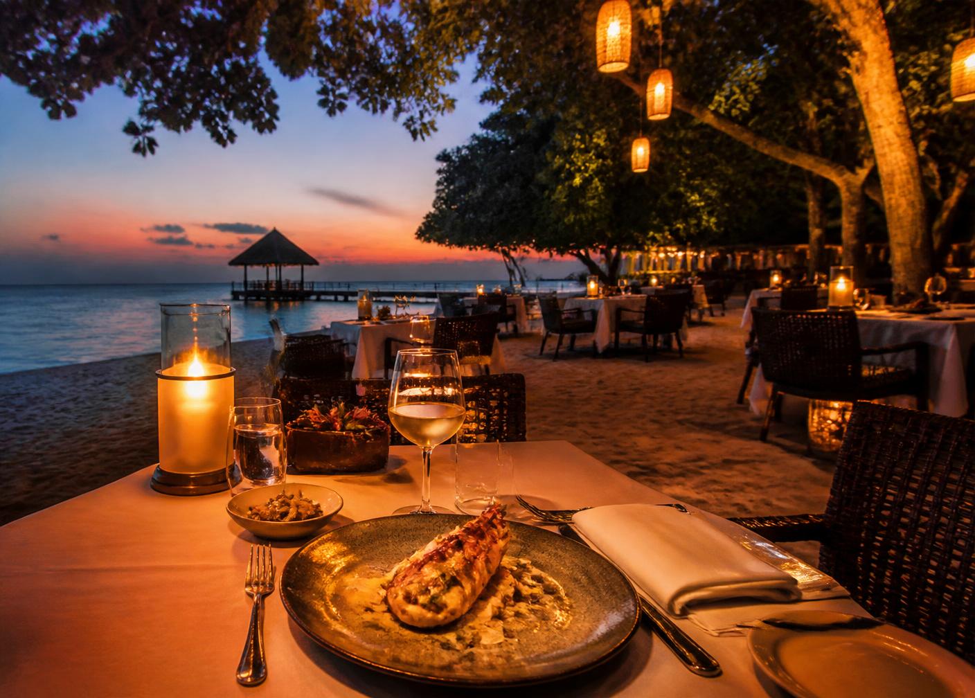 Theme dining on the sand